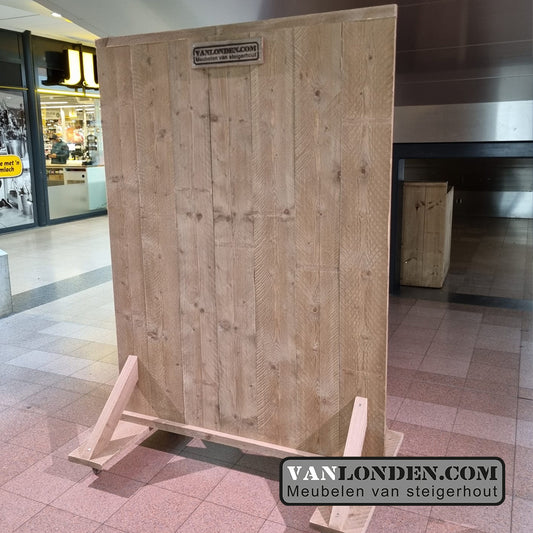 Steigerhouten publicatiewand op wielen