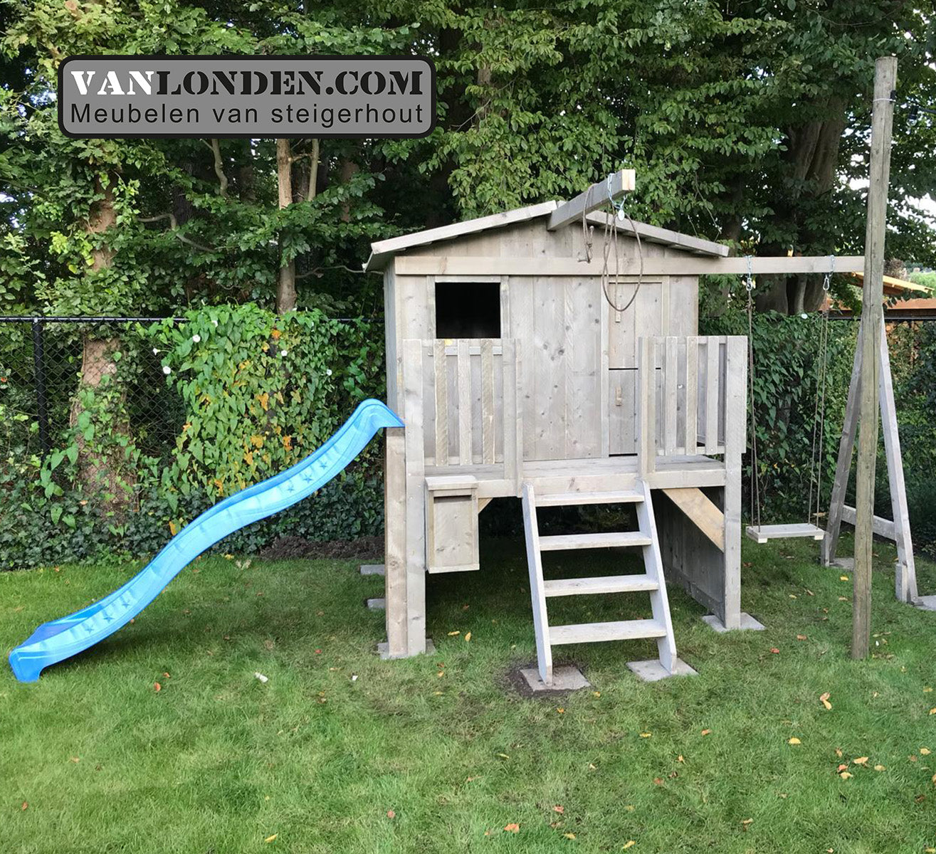 Steigerhouten speelhuis met glijbaan en schommel Sita