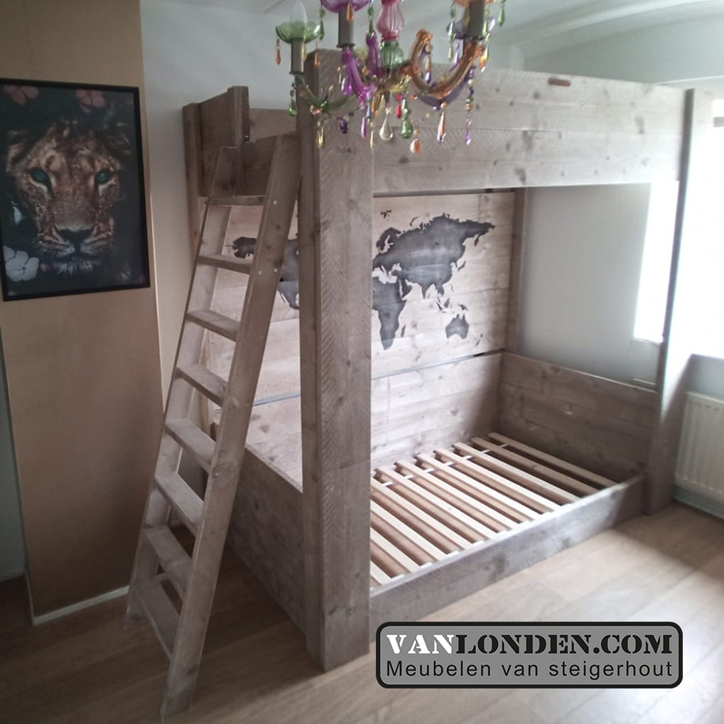 Steigerhouten stapelbed Jonathan met wereldkaart