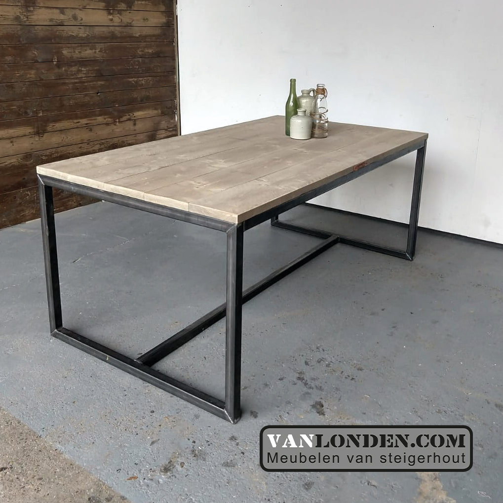 Steigerhouten tafel Fiene met stalen onderstel