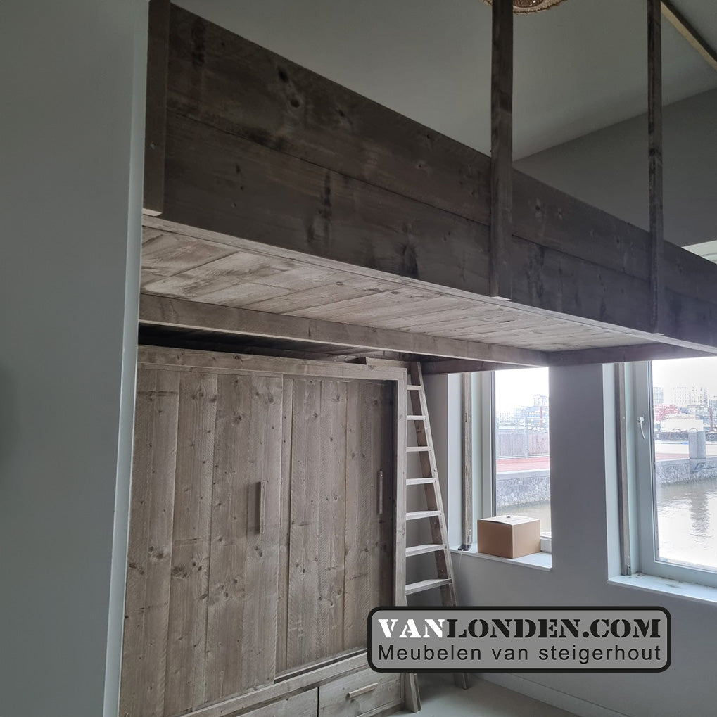 Steigerhouten vide verdiepingsvloer met kast Boomer
