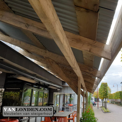 Terrasoverkapping met stalen golfplaten