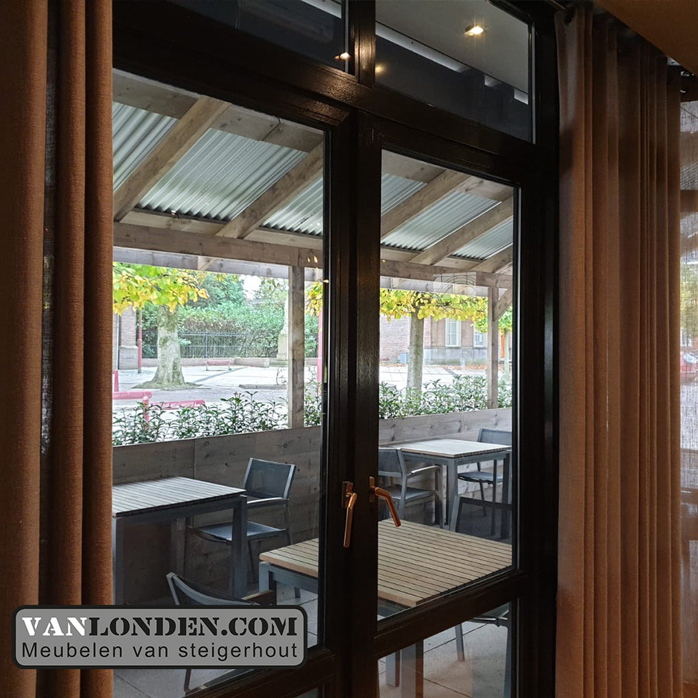 Terrasoverkapping met stalen golfplaten