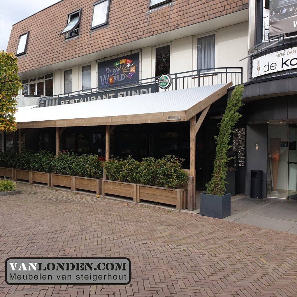 Terrasoverkapping met stalen golfplaten