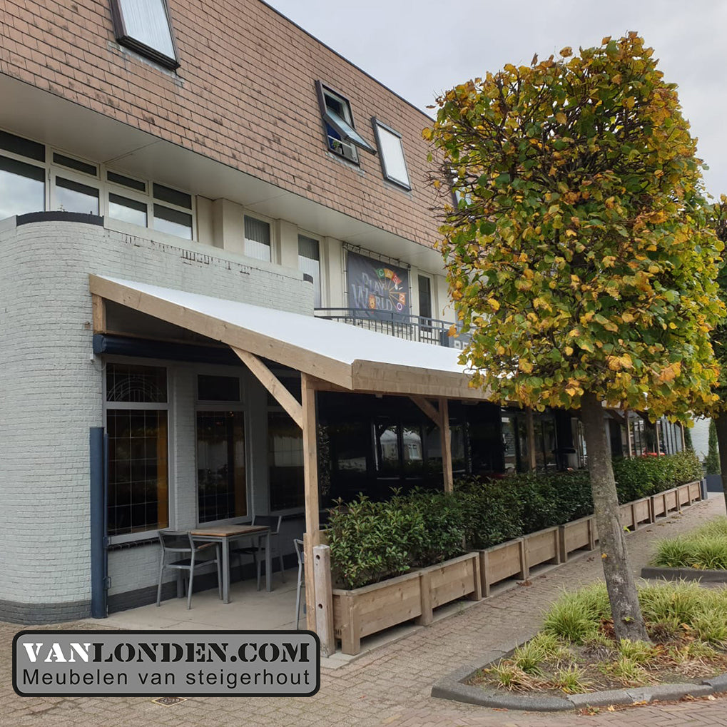 Terrasoverkapping met stalen golfplaten