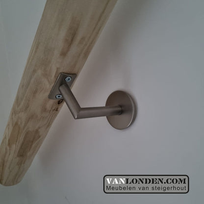 Trapleuning van geschaafde kastanje palen