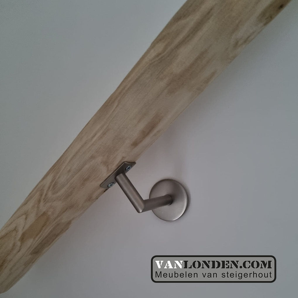 Trapleuning van geschaafde kastanje palen