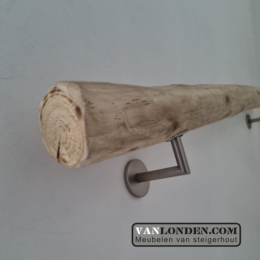 Trapleuning van geschaafde kastanje palen