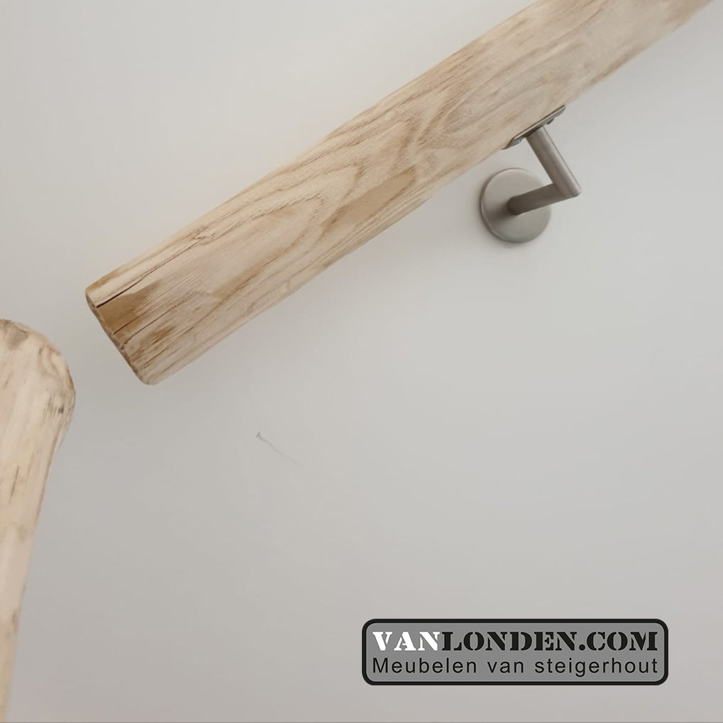 Trapleuning van geschaafde kastanje palen
