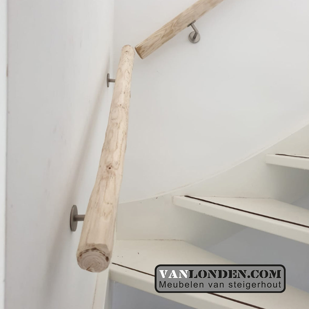 Trapleuning van geschaafde kastanje palen