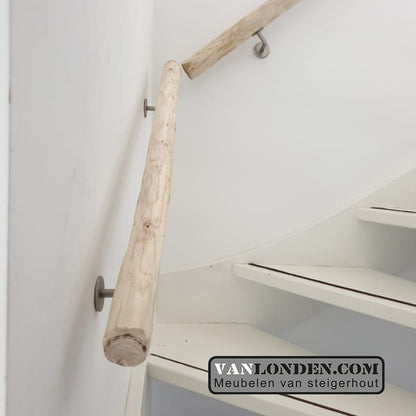 Trapleuning van geschaafde kastanje palen