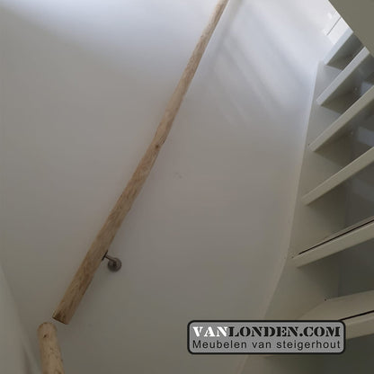 Trapleuning van geschaafde kastanje palen