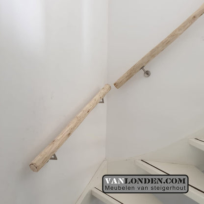 Trapleuning van geschaafde kastanje palen