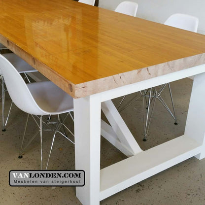 Eettafel Bastiaan van oude bowlingbaan