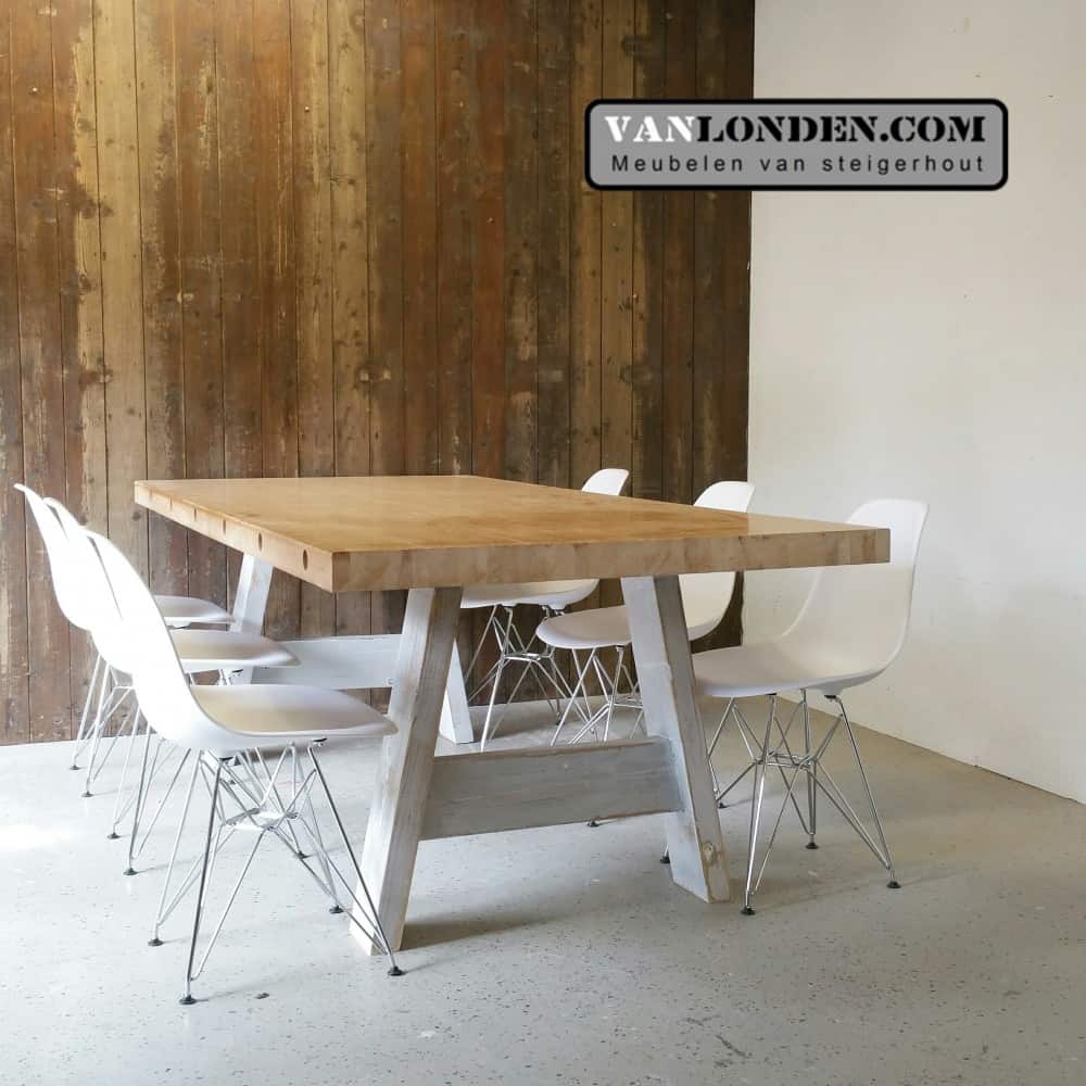 Eettafel Bastiaan van oude bowlingbaan