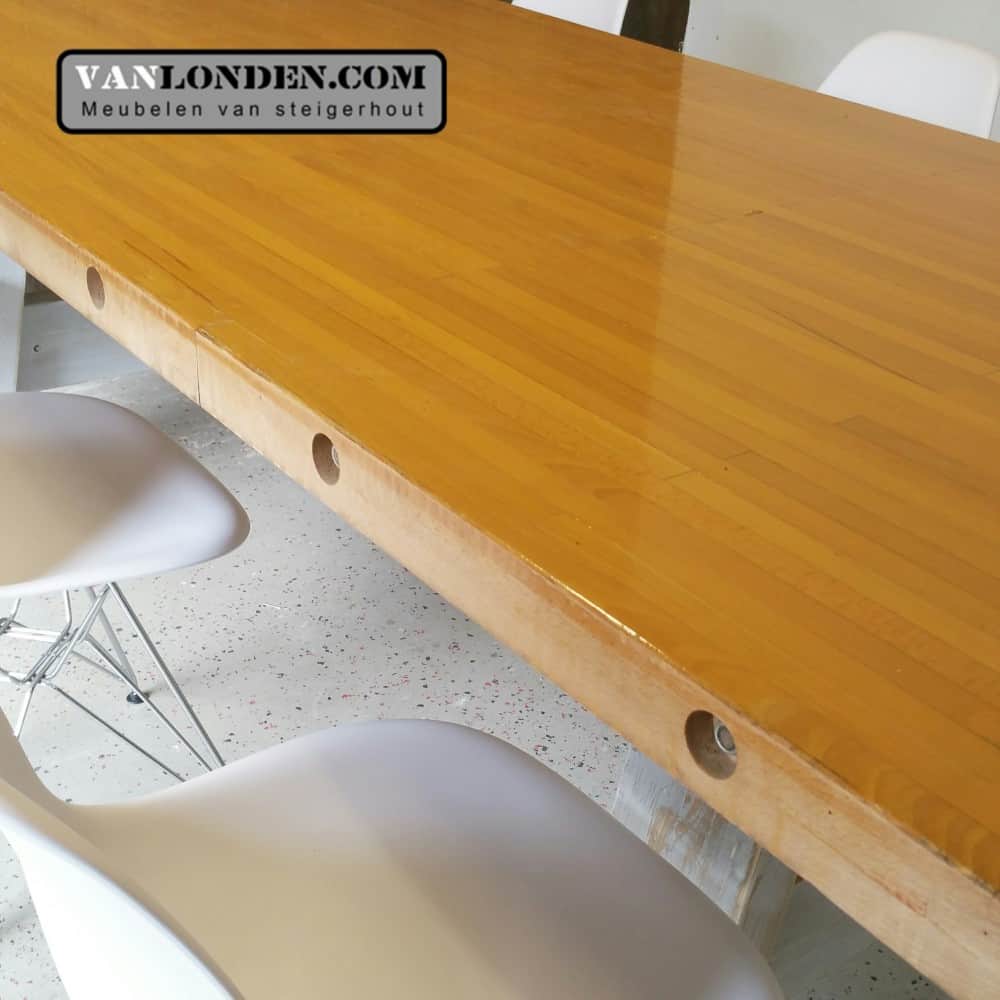Eettafel Bastiaan van oude bowlingbaan