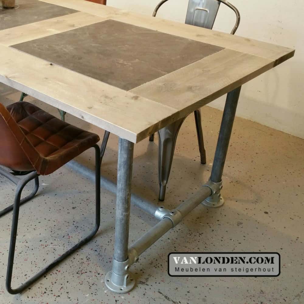 Eettafel op steigerbuizen Erik