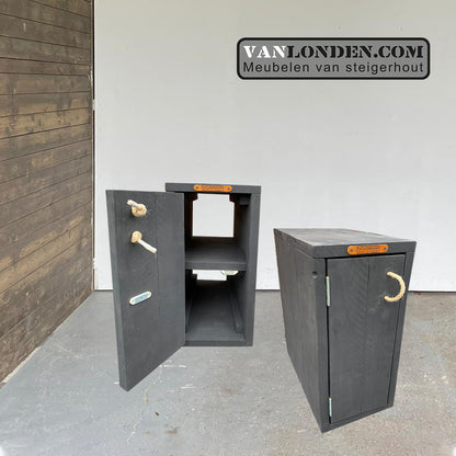 Zwart steigerhouten nachtkastje Roland