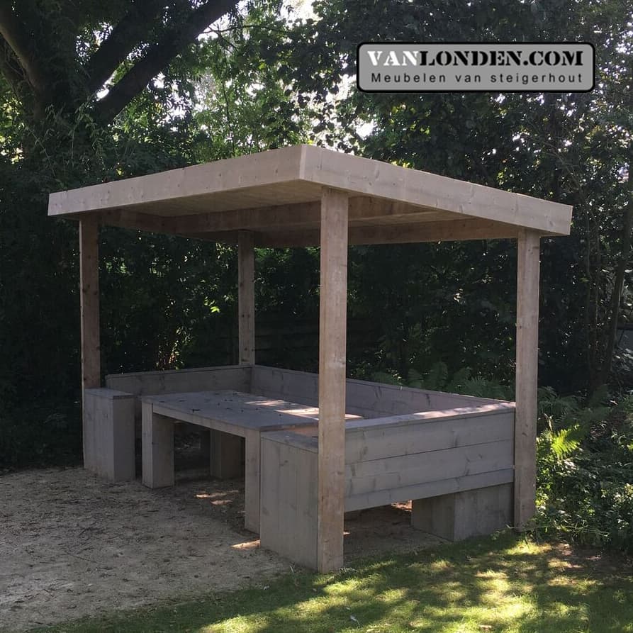 Steigerhouten overkapping met bank en tafel