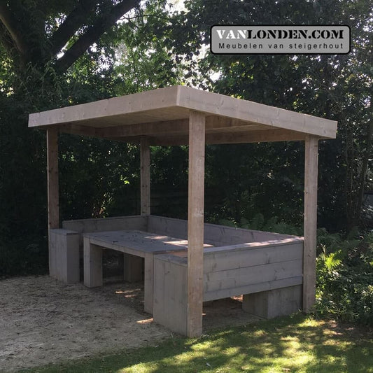 Steigerhouten overkapping met bank en tafel