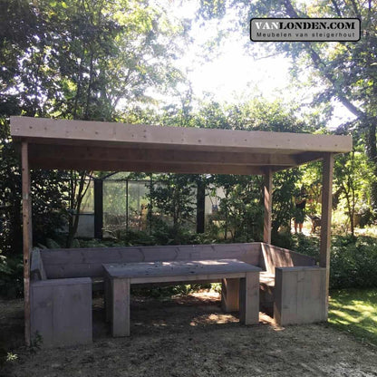 Steigerhouten overkapping met bank en tafel