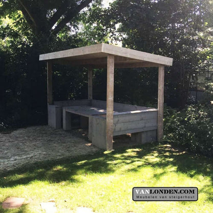 Steigerhouten overkapping met bank en tafel