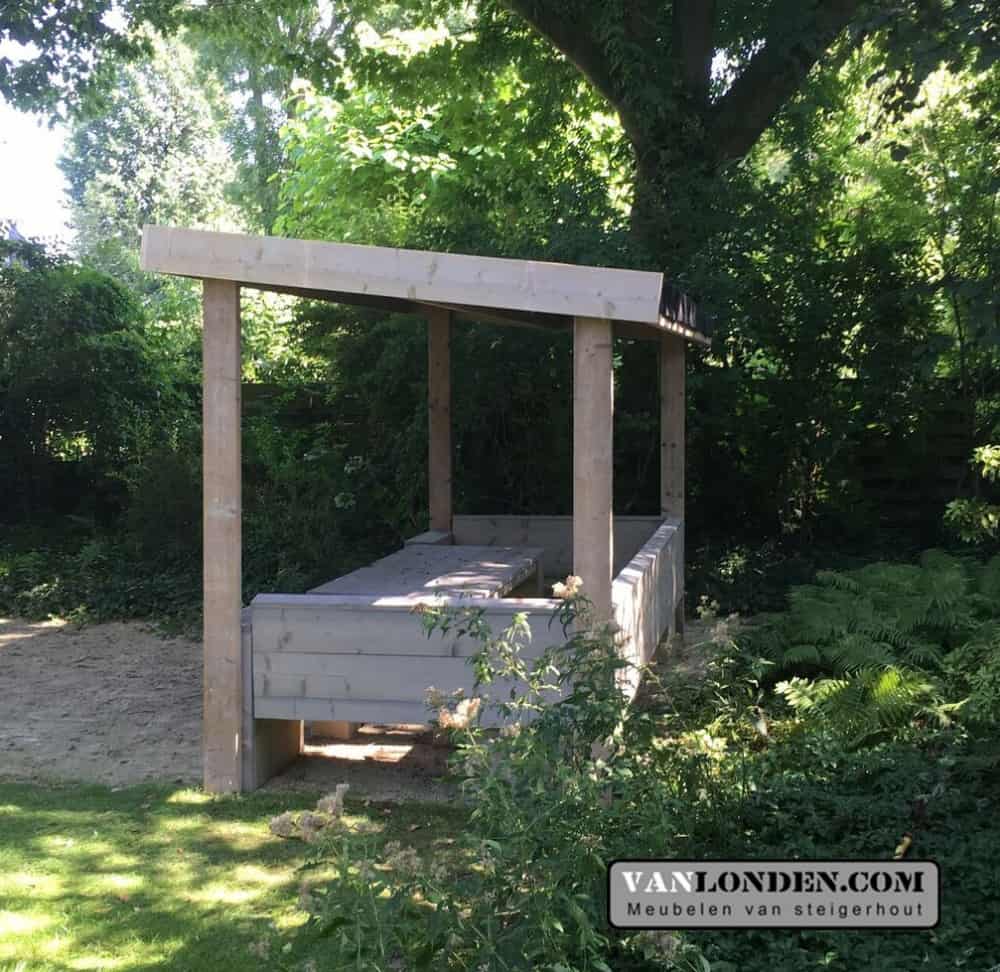 Steigerhouten overkapping met bank en tafel