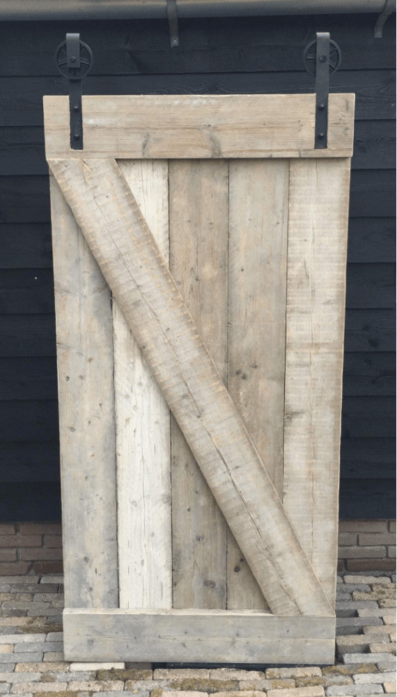 Schuifdeur van steigerhouten planken