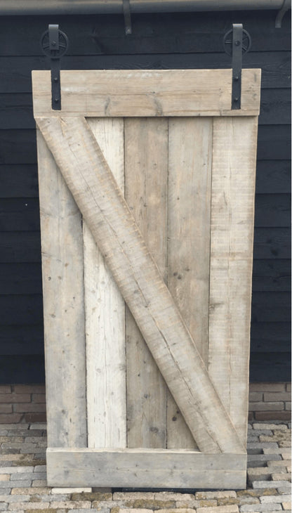 Schuifdeur van steigerhouten planken