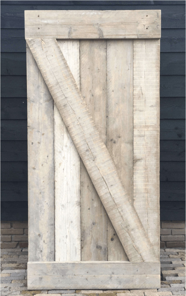 Schuifdeur van steigerhouten planken