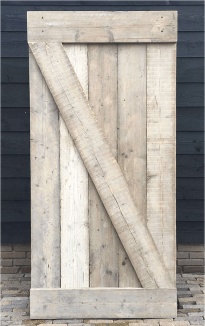 Schuifdeur van steigerhouten planken