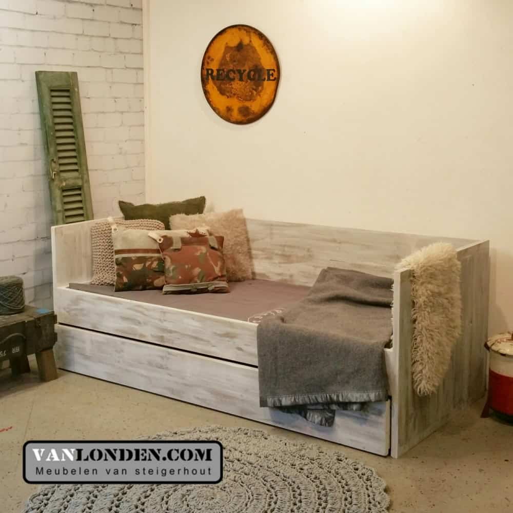 Steigerhouten bedbank Rosanne