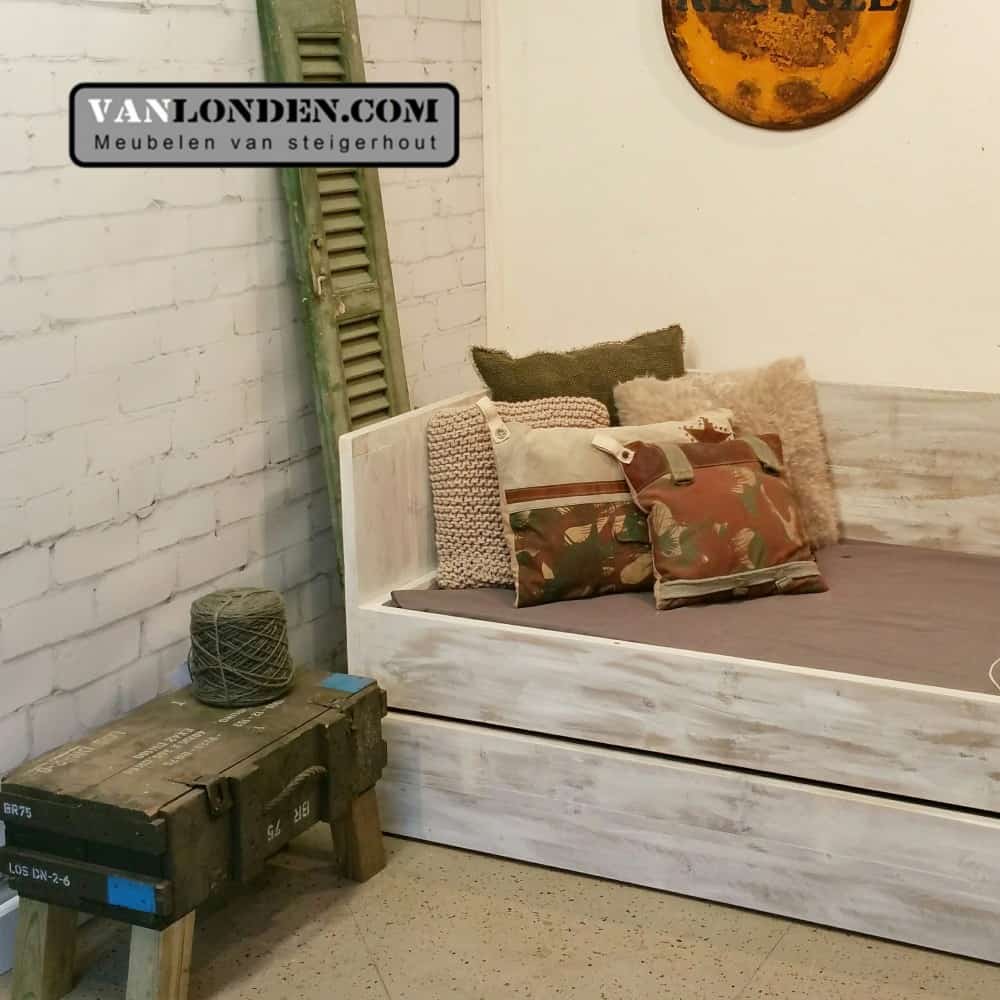 Steigerhouten bedbank Rosanne