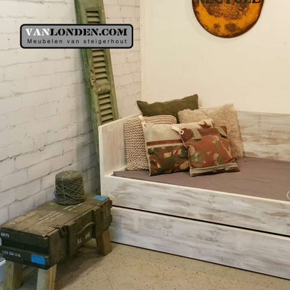 Steigerhouten bedbank Rosanne