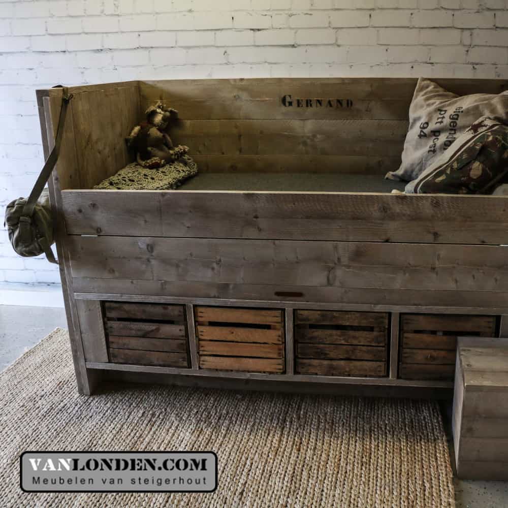 Steigerhouten kajuitbed Gernand met fruitkisten