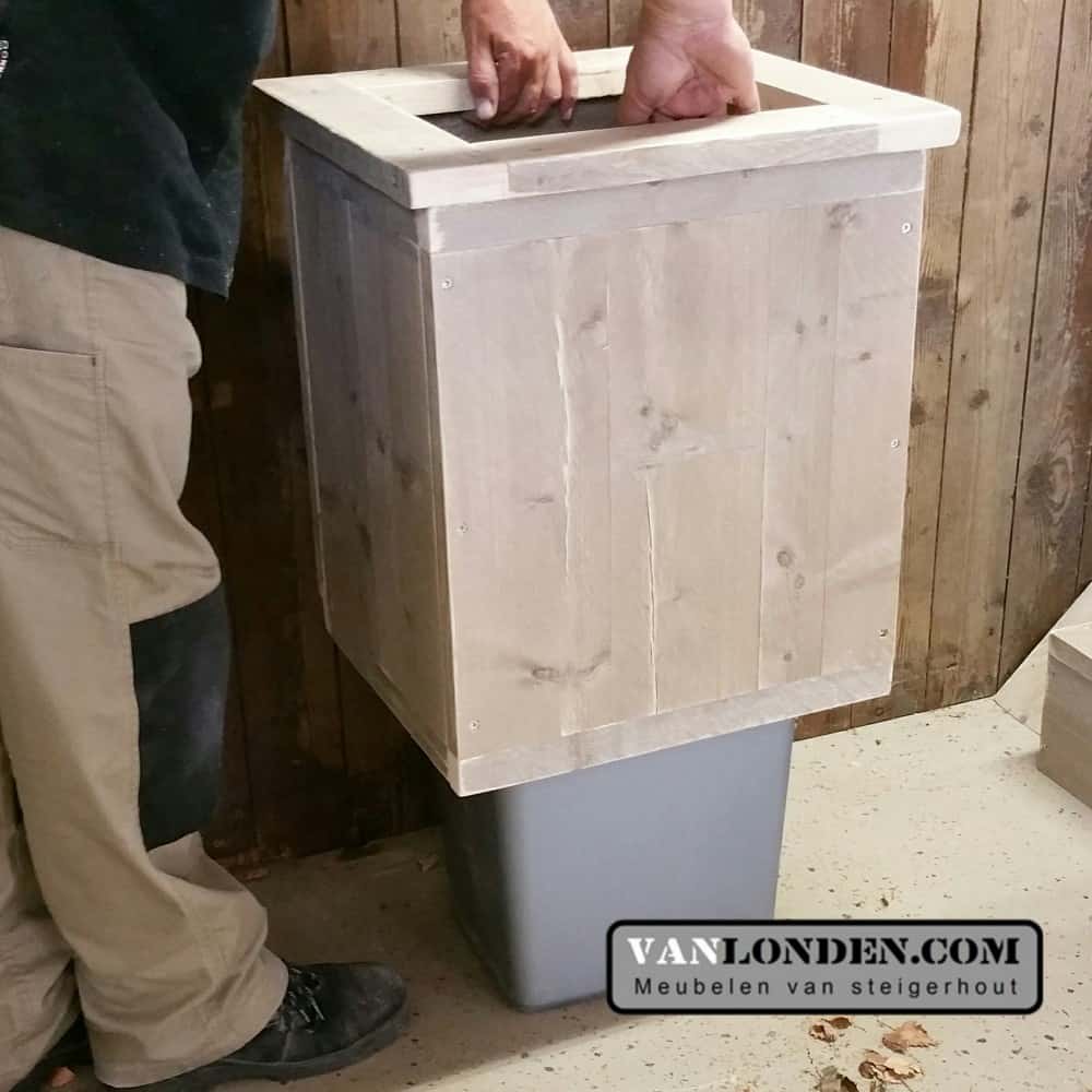 Steigerhouten prullenbakombouw Patrick