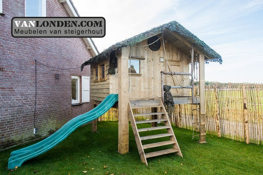 Steigerhouten speelhuis met glijbaan