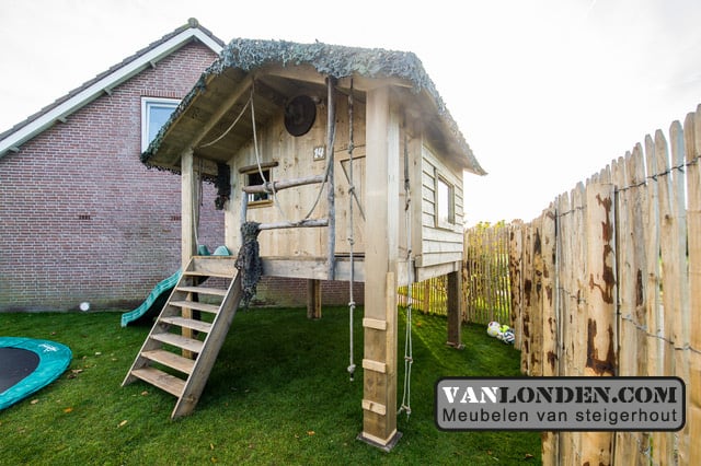 Steigerhouten speelhuis met glijbaan