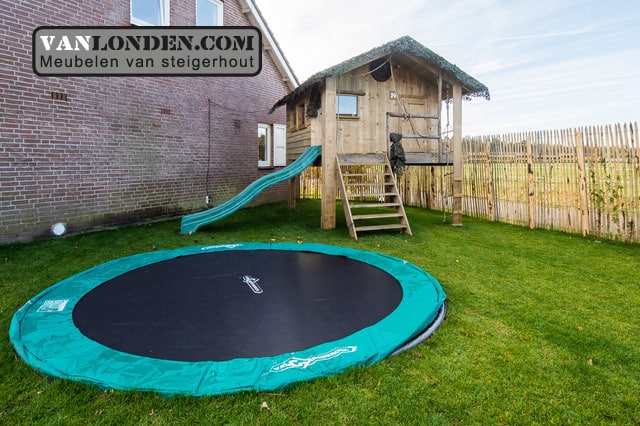 Steigerhouten speelhuis met glijbaan