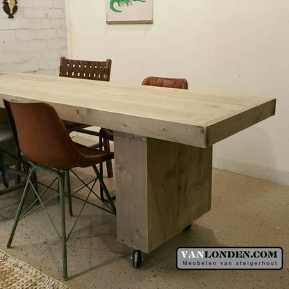 Steigerhouten tafel op wielen Arjan