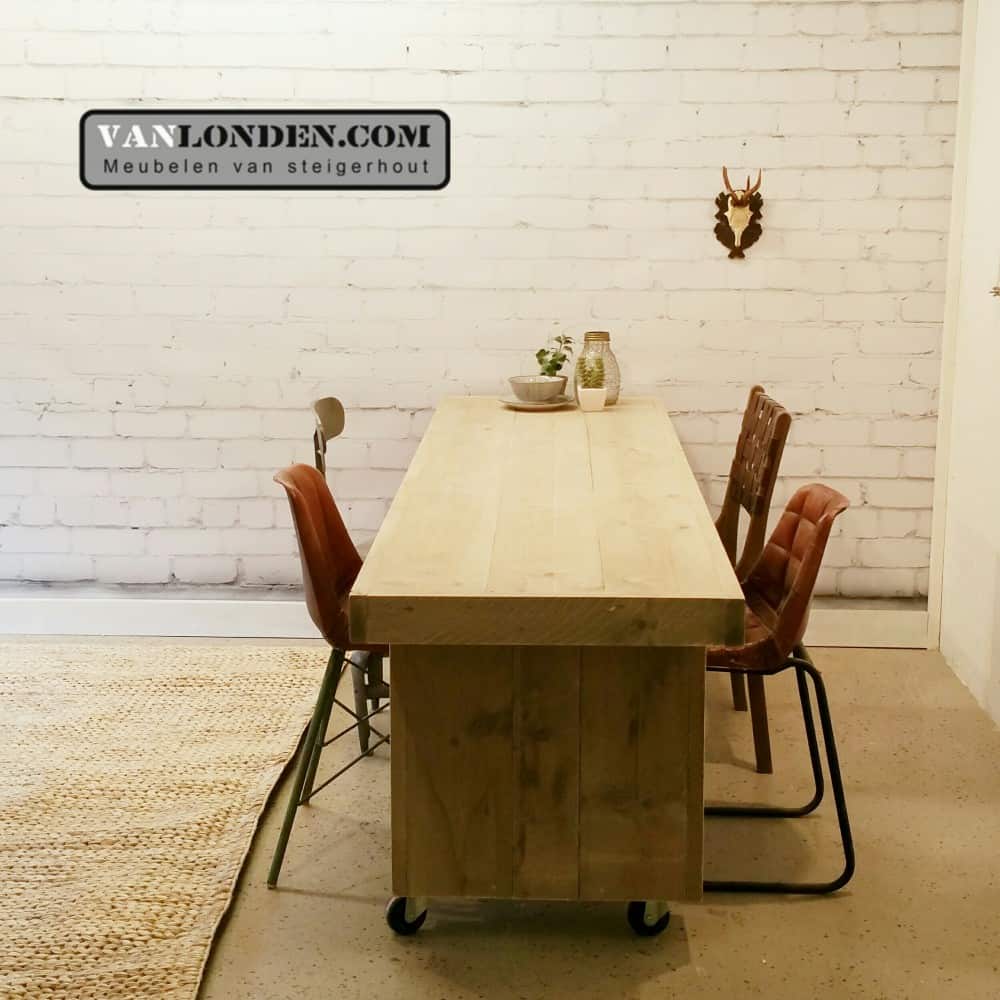 Steigerhouten tafel op wielen Arjan