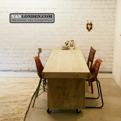 Steigerhouten tafel op wielen Arjan
