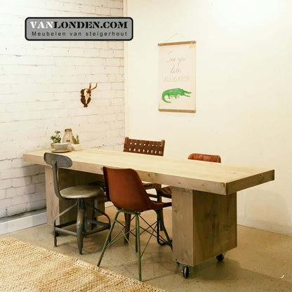 Steigerhouten tafel op wielen Arjan