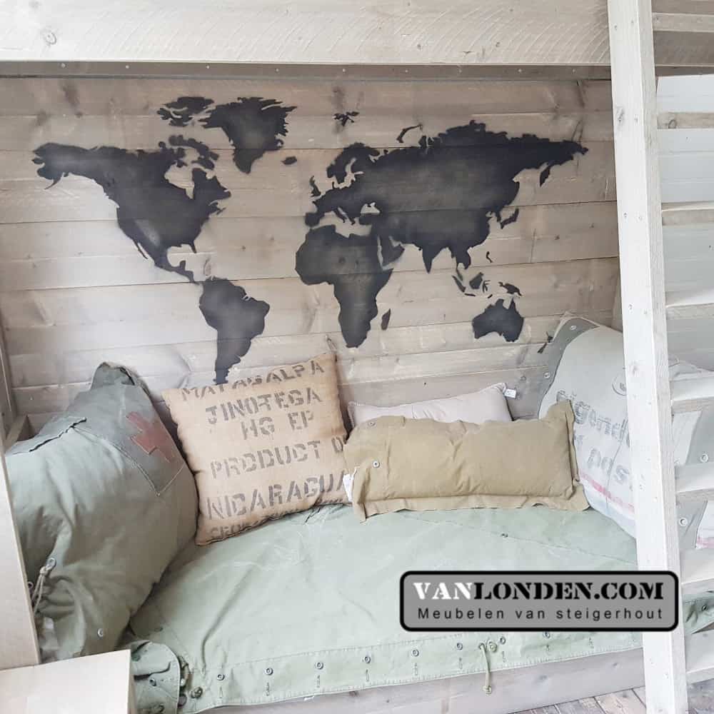Steigerhouten stapelbed Jonathan met wereldkaart