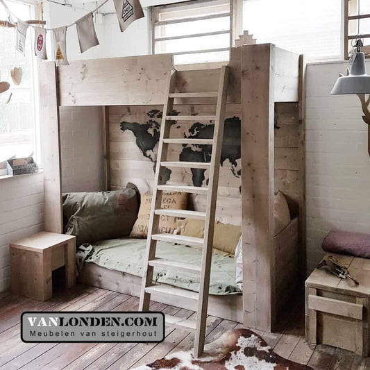 Steigerhouten stapelbed Jonathan met wereldkaart