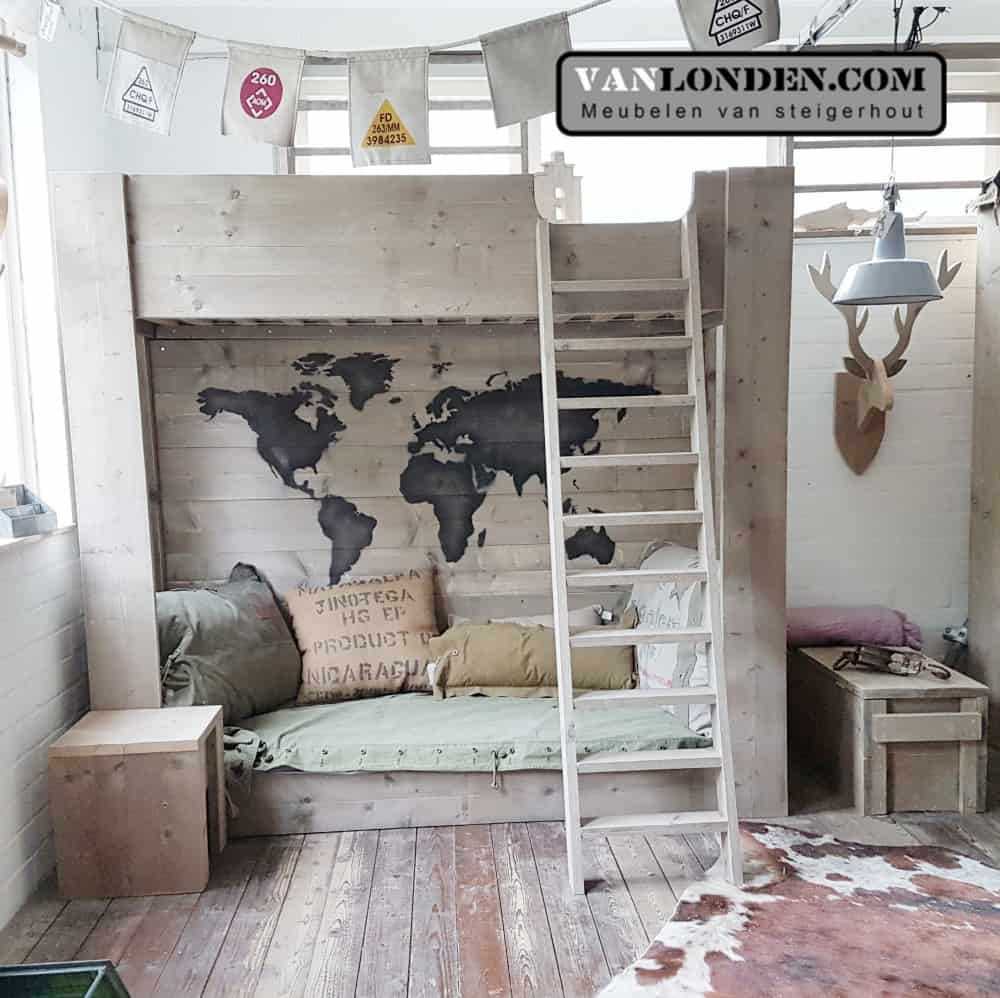 Steigerhouten stapelbed Jonathan met wereldkaart