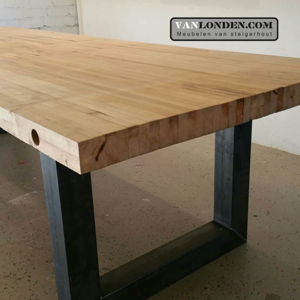 Tafel Eefje van oude bowlingbaan met stalen poten