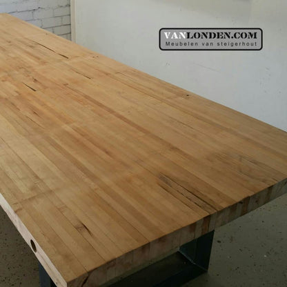 Tafel Eefje van oude bowlingbaan met stalen poten