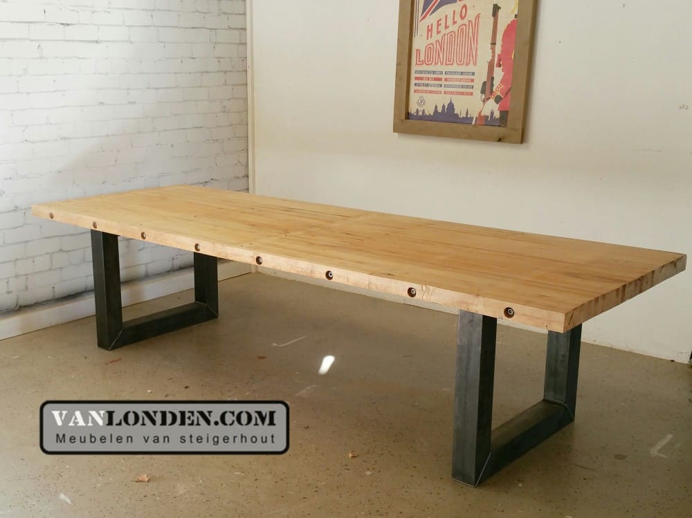 Tafel Eefje van oude bowlingbaan met stalen poten