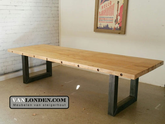 Tafel Eefje van oude bowlingbaan met stalen poten